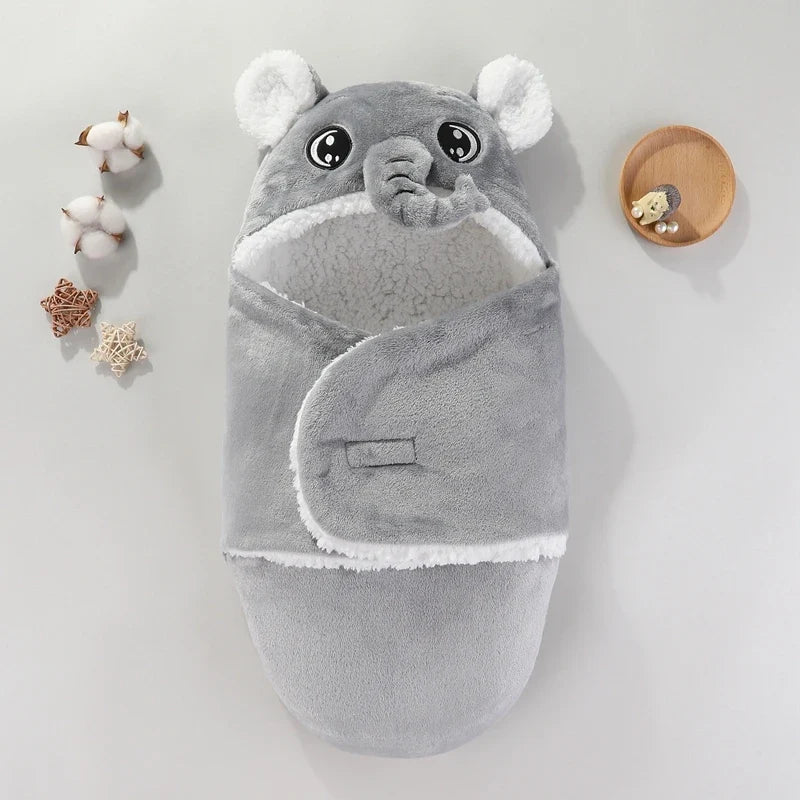 Baby-Kuschelnest Elefant, flache Nähte und weiches Material, Baby-Pyjama zum Einkuscheln, Vorderansicht