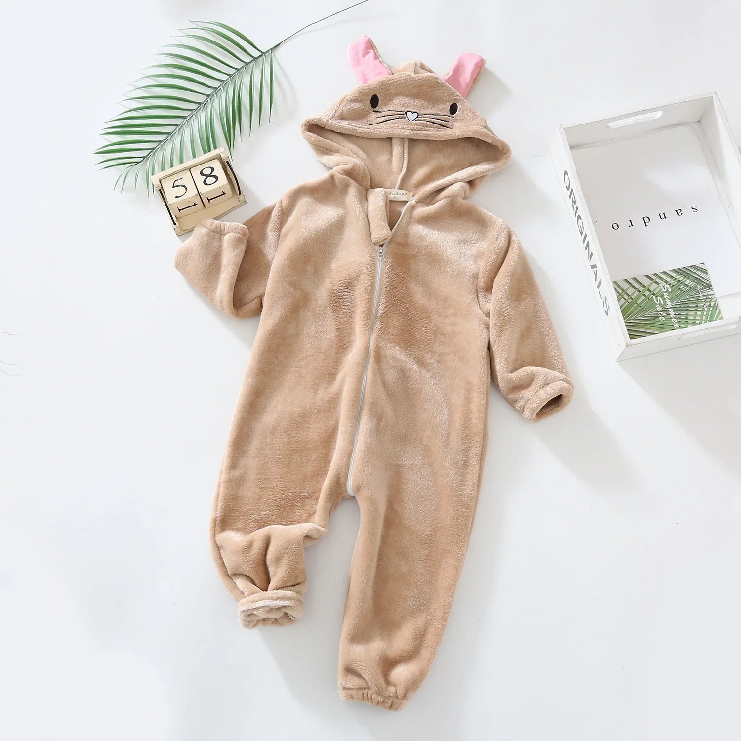 Baby-Schlafanzug Hase Beige, flache Nähte und weiches Material, Baby-Pyjama zum Einkuscheln, Vorderansicht
