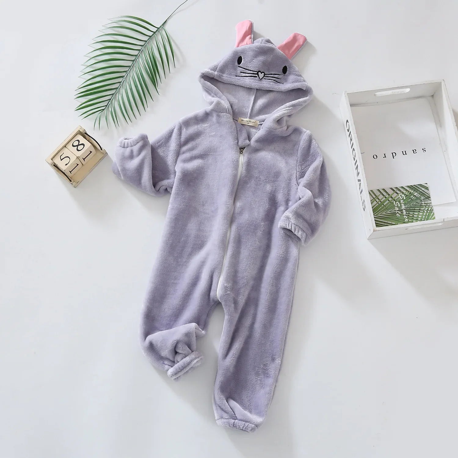 Baby-Schlafanzug Hase Grau, flache Nähte und weiches Material, Baby-Pyjama zum Einkuscheln, Vorderansicht