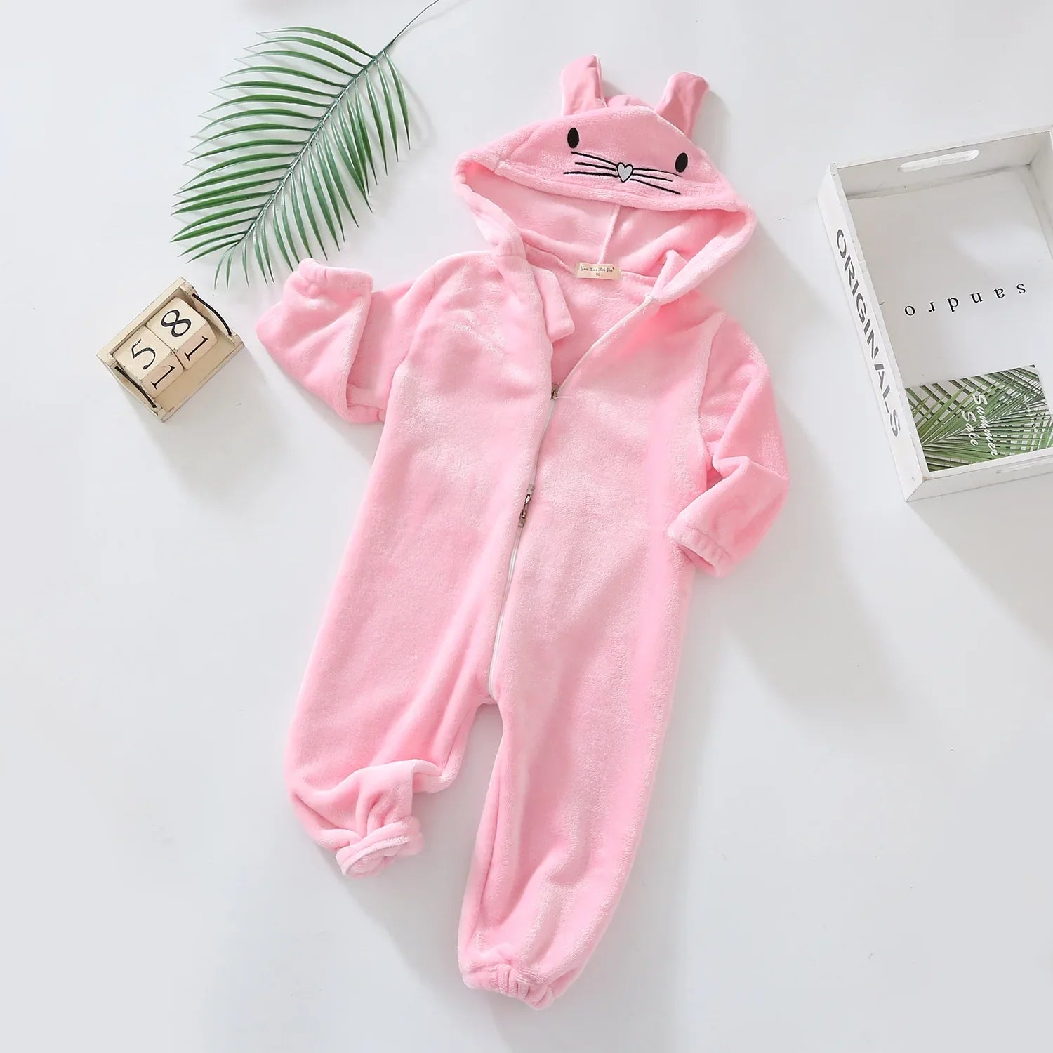 Baby-Schlafanzug Hase Puderrosa, flache Nähte und weiches Material, Baby-Pyjama zum Einkuscheln, Vorderansicht