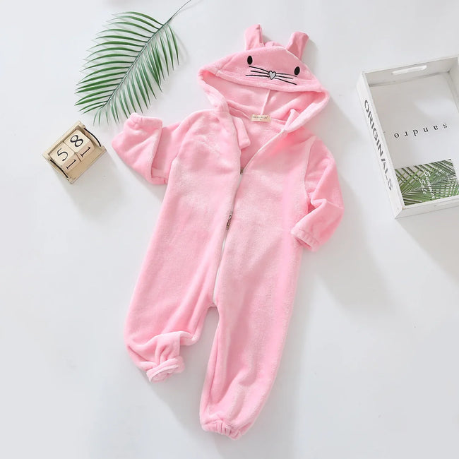 Baby-Schlafanzug Hase Puderrosa, flache Nähte und weiches Material, Baby-Pyjama zum Einkuscheln, Vorderansicht