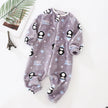 Baby-Schlafanzug Pinguin, flache Nähte und weiches Material, Baby-Pyjama zum Einkuscheln, Vorderansicht