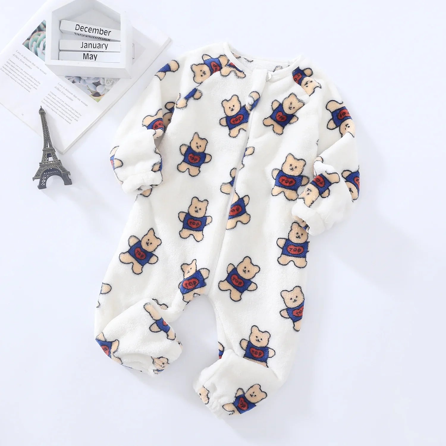 Baby-Schlafanzug Teddybär, flache Nähte und weiches Material, Baby-Pyjama zum Einkuscheln, Vorderansicht
