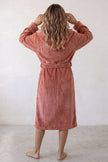 Bademantel Fleece, weiches Fleece, kuscheliger Bademantel zum Einkuscheln, Detailansicht der Verarbeitung