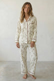 Baumwoll-Schlafanzug Blumen Ecru Damen, atmungsaktive Baumwolle, Baumwoll-Pyjama für Damen zum Einkuscheln, Vorderansicht