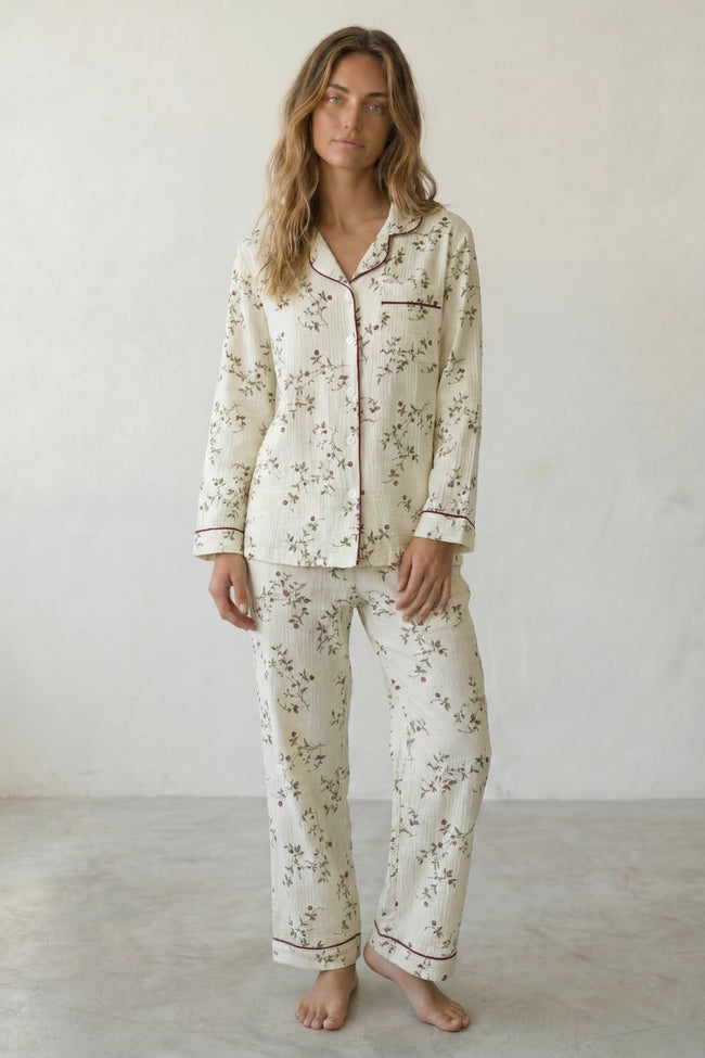 Baumwoll-Schlafanzug Blumen Ecru Damen, atmungsaktive Baumwolle, Baumwoll-Pyjama für Damen zum Einkuscheln, Vorderansicht