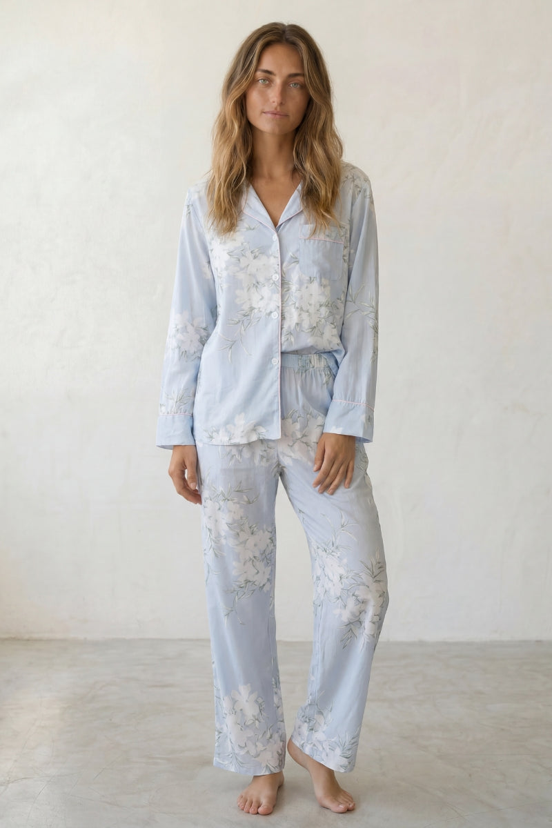 Baumwoll-Schlafanzug Blumen Hellblau Damen, atmungsaktive Baumwolle, Baumwoll-Pyjama für Damen zum Einkuscheln, Vorderansicht