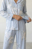 Baumwoll-Schlafanzug Blumen Hellblau Damen, atmungsaktive Baumwolle, Baumwoll-Pyjama für Damen zum Einkuscheln, Rückansicht