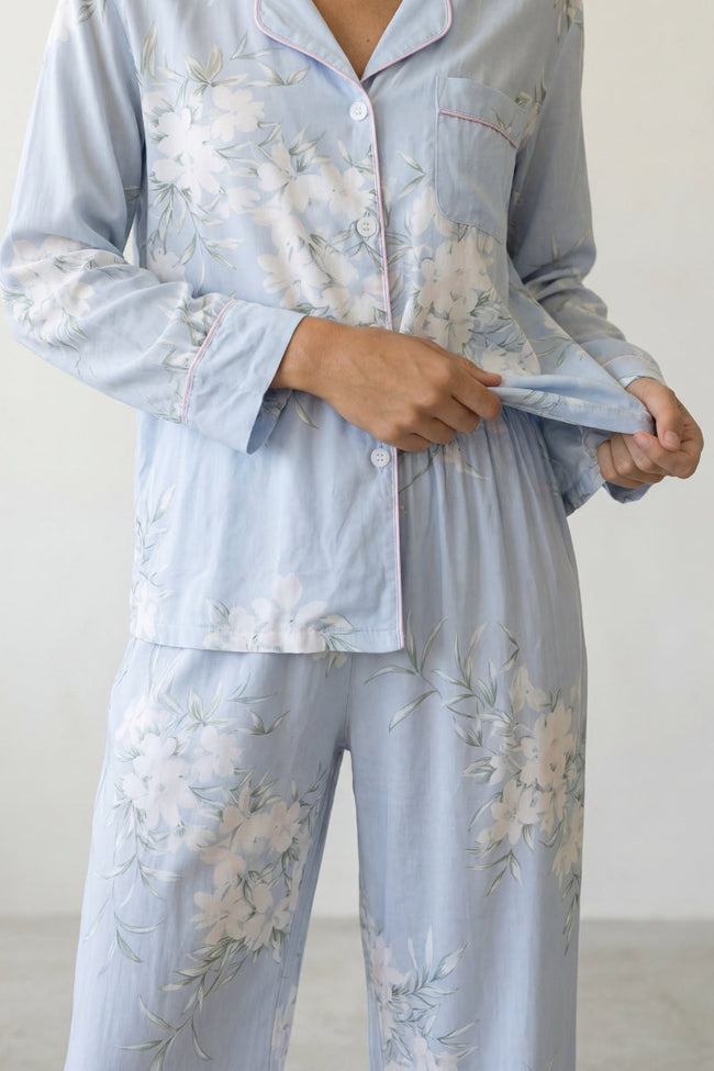 Baumwoll-Schlafanzug Blumen Hellblau Damen, atmungsaktive Baumwolle, Baumwoll-Pyjama für Damen zum Einkuscheln, Rückansicht