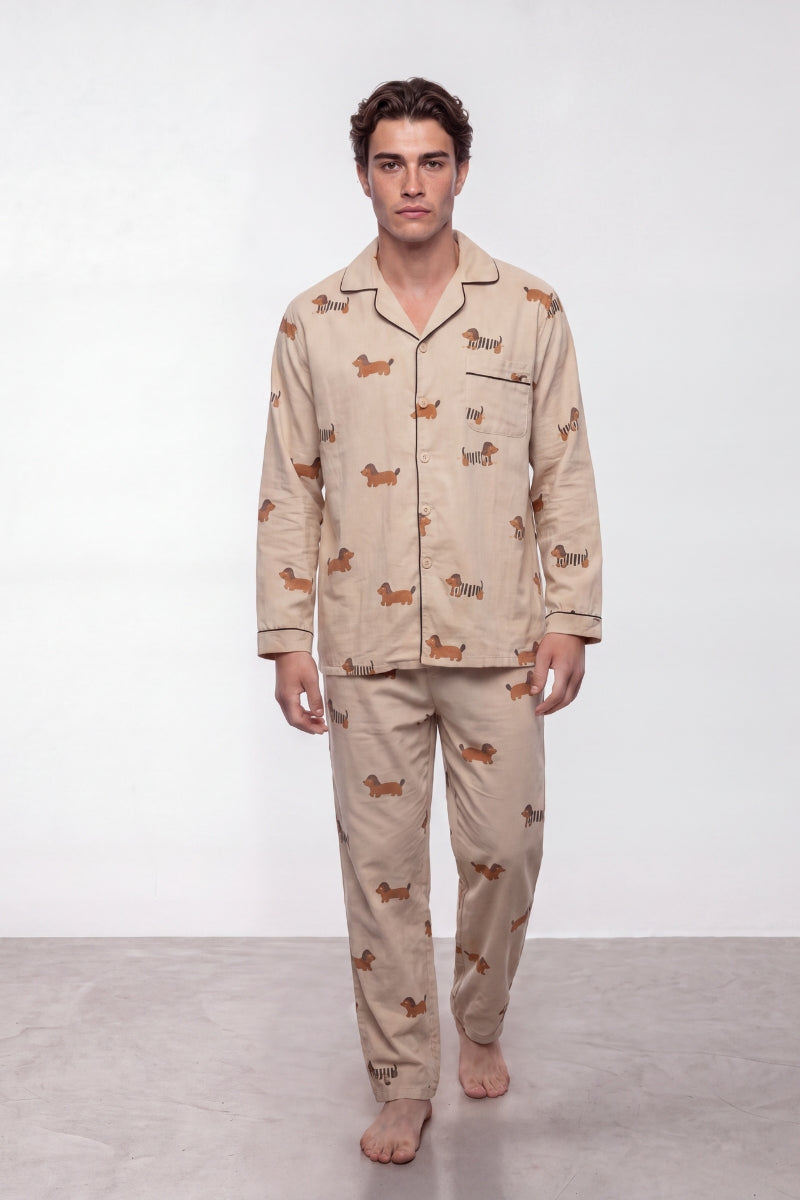 Baumwoll-Schlafanzug Dackel Herren, atmungsaktive Baumwolle, Baumwoll-Pyjama für Herren zum Einkuscheln, Vorderansicht