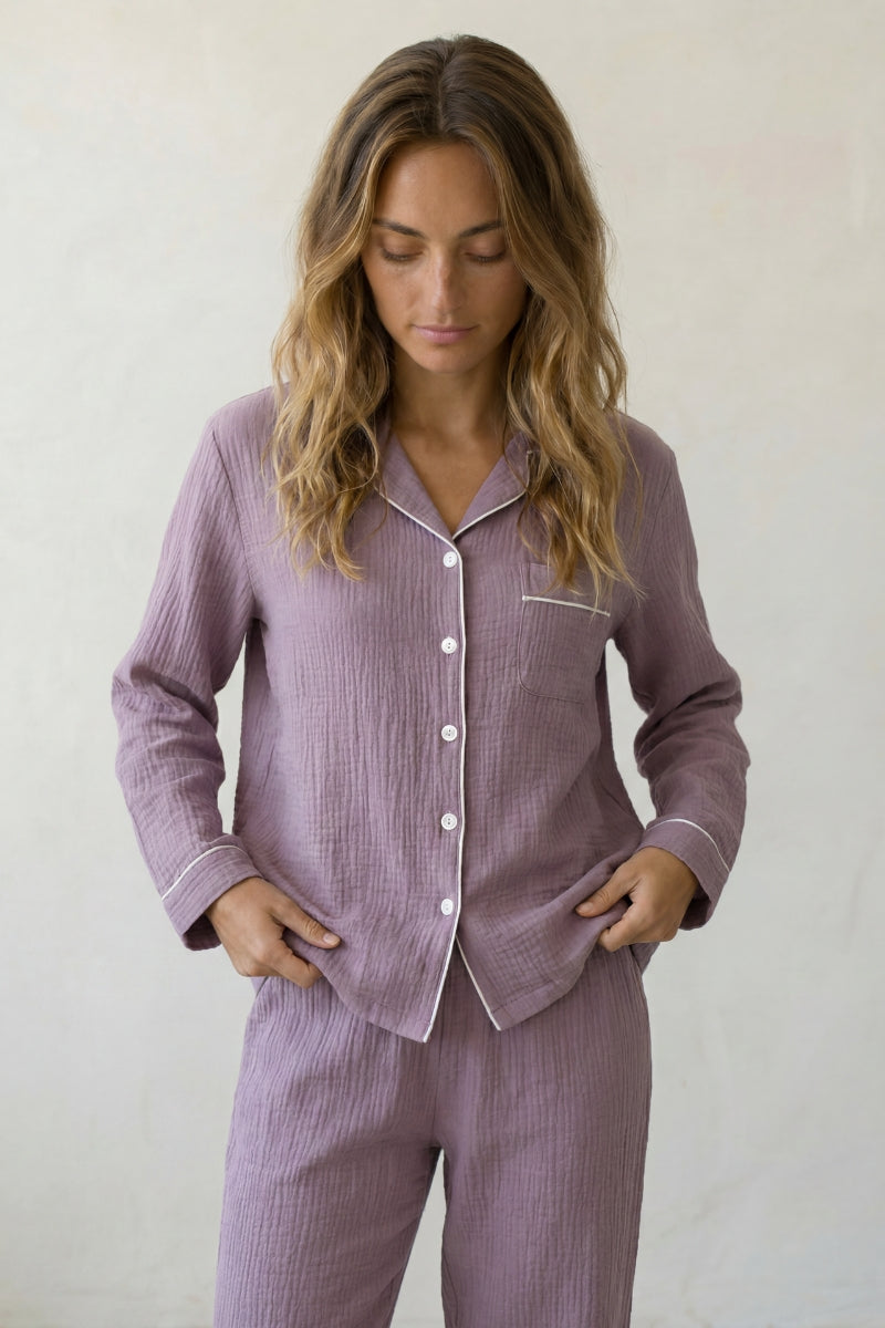 Baumwoll-Schlafanzug Flieder Damen, atmungsaktive Baumwolle, Baumwoll-Pyjama für Damen zum Einkuscheln, Vorderansicht