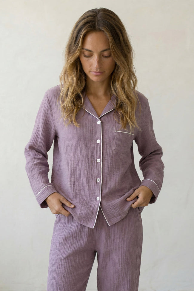Baumwoll-Schlafanzug Flieder Damen, atmungsaktive Baumwolle, Baumwoll-Pyjama für Damen zum Einkuscheln, Vorderansicht