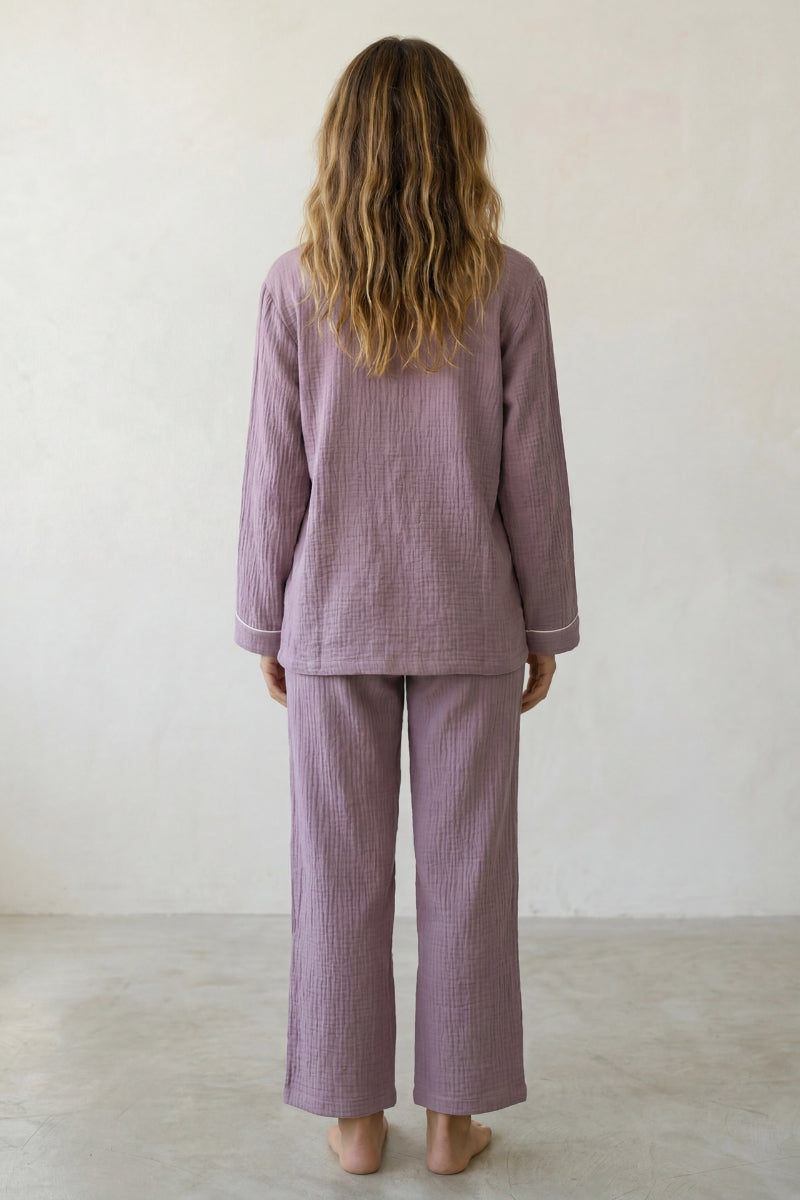 Baumwoll-Schlafanzug Flieder Damen, atmungsaktive Baumwolle, Baumwoll-Pyjama für Damen zum Einkuscheln, Rückansicht