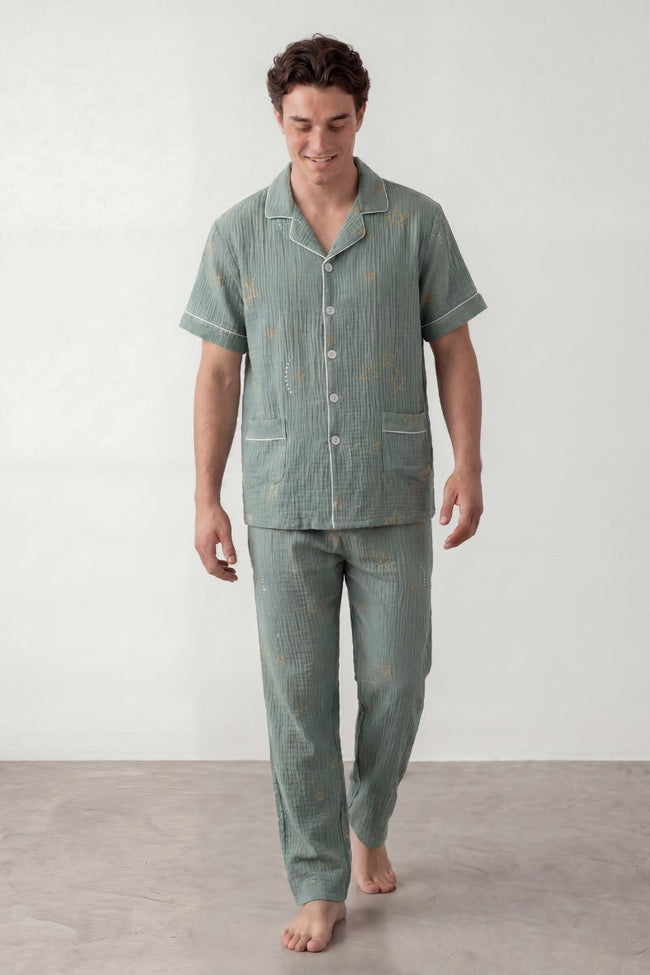 Baumwoll-Schlafanzug Salbeigrün Kurzarm Herren, atmungsaktive Baumwolle, Baumwoll-Pyjama für Herren, Vorderansicht