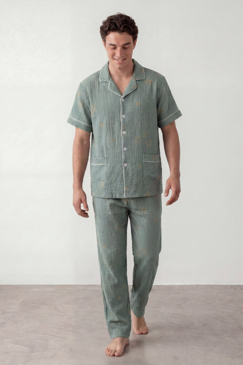 Baumwoll-Schlafanzug Salbeigrün Kurzarm Herren, atmungsaktive Baumwolle, Baumwoll-Pyjama für Herren, Vorderansicht