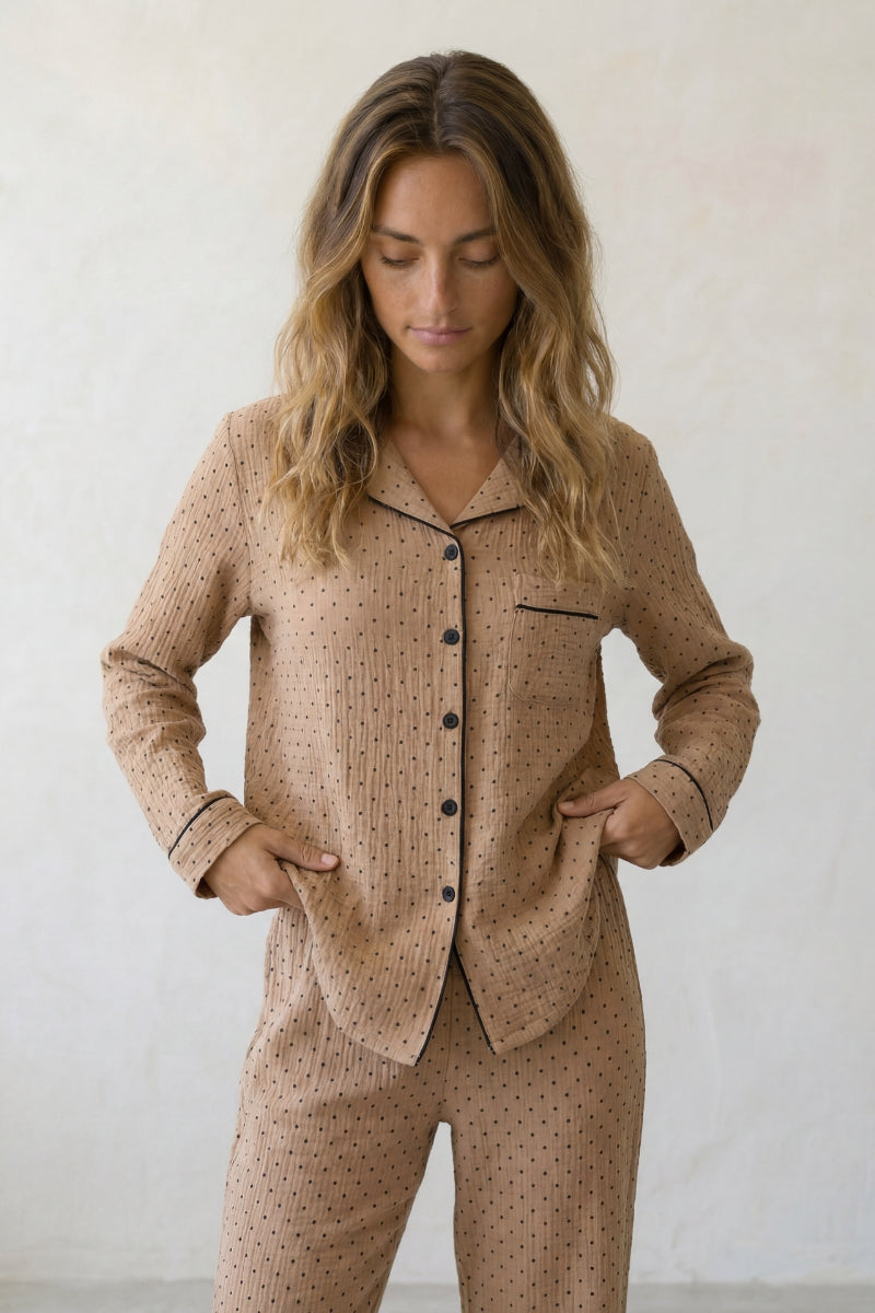 Baumwoll-Schlafanzug Taupe Damen, atmungsaktive Baumwolle, Baumwoll-Pyjama für Damen zum Einkuscheln, Vorderansicht