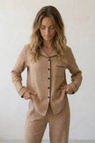 Baumwoll-Schlafanzug Taupe Damen, atmungsaktive Baumwolle, Baumwoll-Pyjama für Damen zum Einkuscheln, Vorderansicht