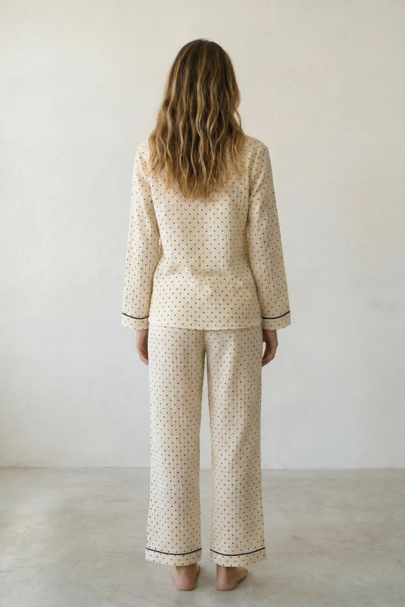 Baumwoll-Schlafanzug Taupe Damen, atmungsaktive Baumwolle, Baumwoll-Pyjama für Damen, Detailansicht der Verarbeitung