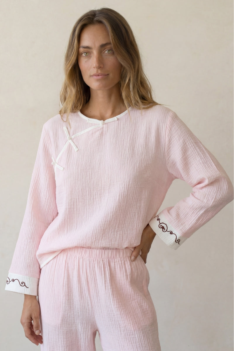 Baumwoll-Schlafanzug Wickeloptik Khaki Damen, atmungsaktive Baumwolle, Baumwoll-Pyjama für Damen, Detailansicht der Verarbeitung