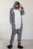 Einteiler Schlafanzug Tier Zebra, Kapuze und durchgehender Reißverschluss, einteiliger Schlafanzug für Damen und Herren, Vorderansicht