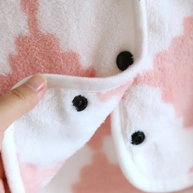 Fleece-Poncho, flauschiges Fleece, Fleece-Pyjama für Damen zum Einkuscheln, Detailansicht der Verarbeitung