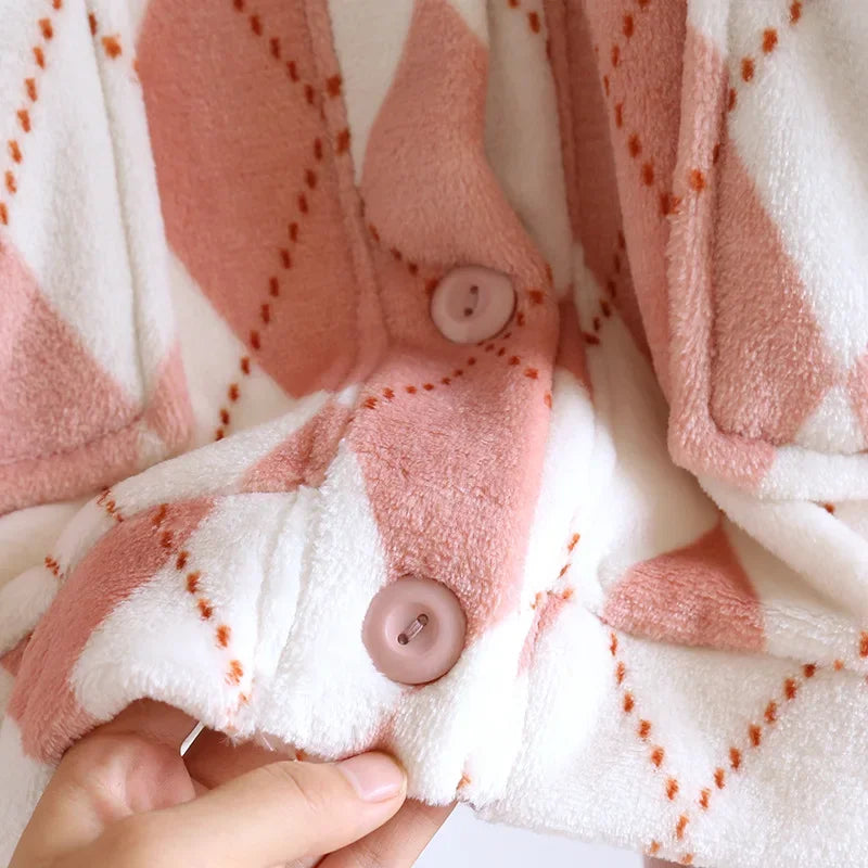 Fleece-Schlafanzug Argyle Rosé, flauschiges Fleece, Fleece-Pyjama für Damen zum Einkuscheln, Detailansicht der Verarbeitung