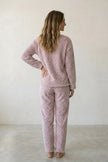 Fleece-Schlafanzug Flieder Struktur, flauschiges Fleece, Fleece-Pyjama für Damen, Detailansicht der Verarbeitung
