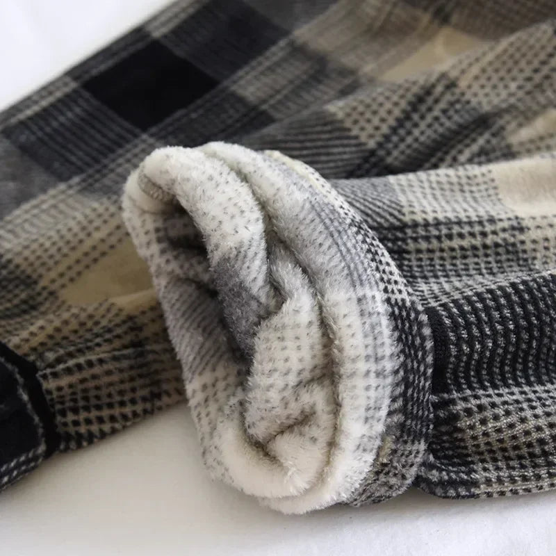 Fleece-Schlafanzug Karo Khaki Herren, flauschiges Fleece, Fleece-Pyjama für Herren zum Einkuscheln, Rückansicht
