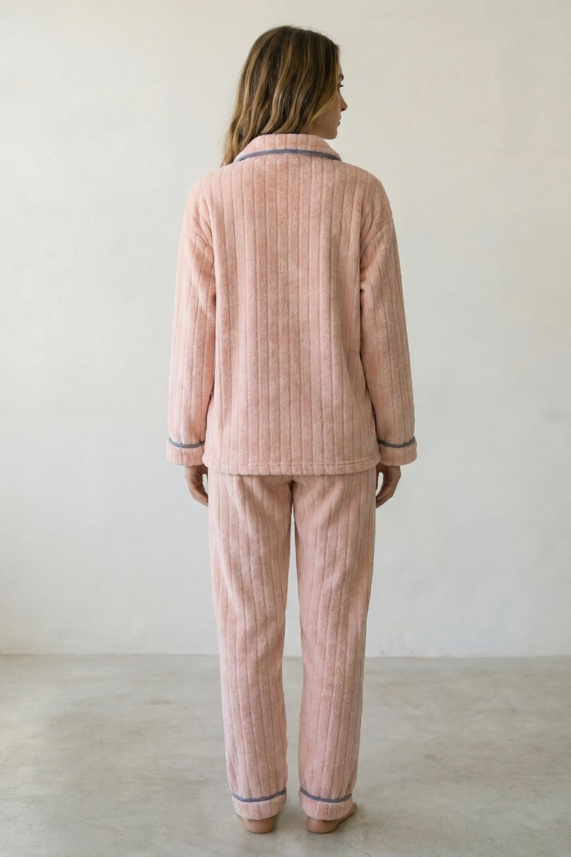Fleece-Schlafanzug Lachs Gerippt, flauschiges Fleece, Fleece-Pyjama für Damen zum Einkuscheln, Detailansicht der Verarbeitung