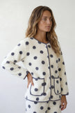 Fleece-Schlafanzug Punkte Weiß, flauschiges Fleece, Fleece-Pyjama für Damen zum Einkuscheln, Vorderansicht