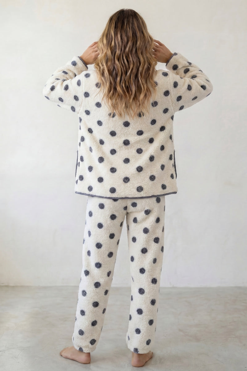 Fleece-Schlafanzug Punkte Weiß, flauschiges Fleece, Fleece-Pyjama für Damen zum Einkuscheln, Detailansicht der Verarbeitung