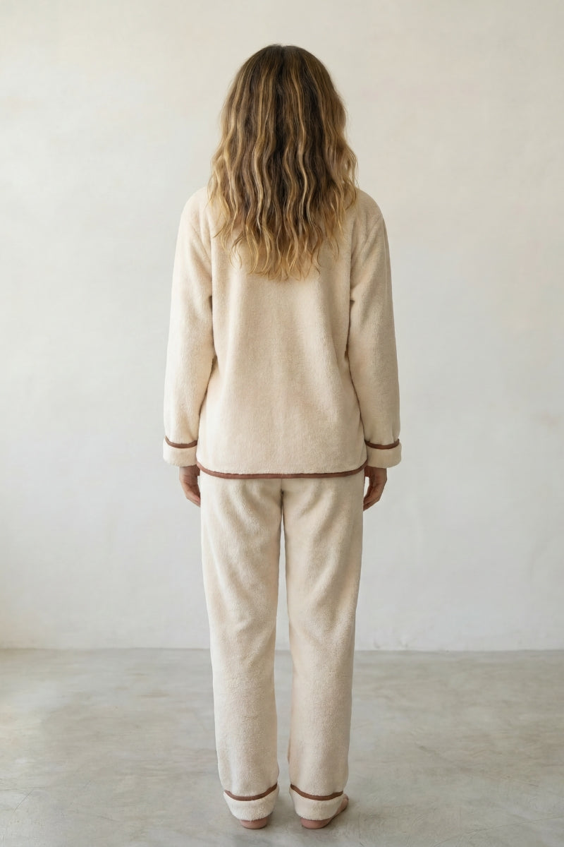 Fleece-Schlafanzug Winter Ecru, flauschiges Fleece, Fleece-Pyjama für Damen zum Einkuscheln, Detailansicht der Verarbeitung