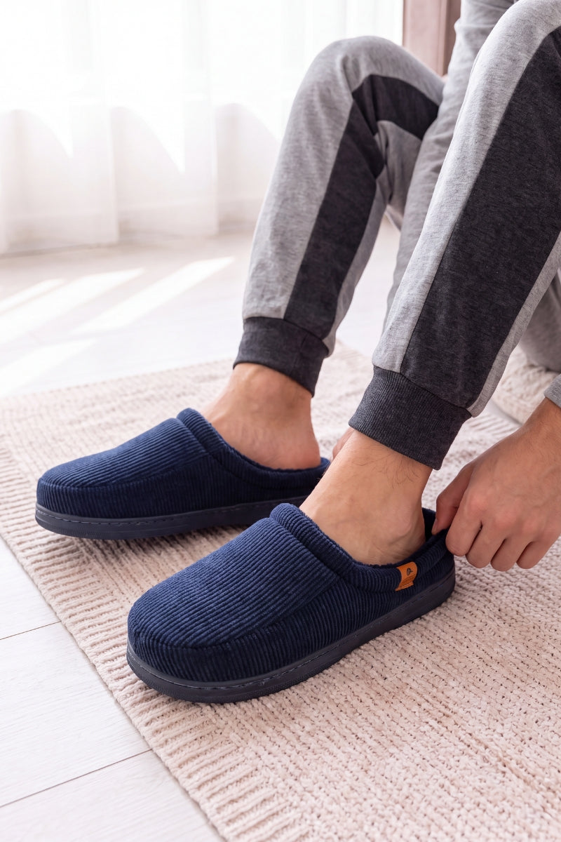 Hausschuhe Samt, gefüttert mit isolierender Sohle, warme Hausschuhe für zu Hause zum Einkuscheln, Vorderansicht