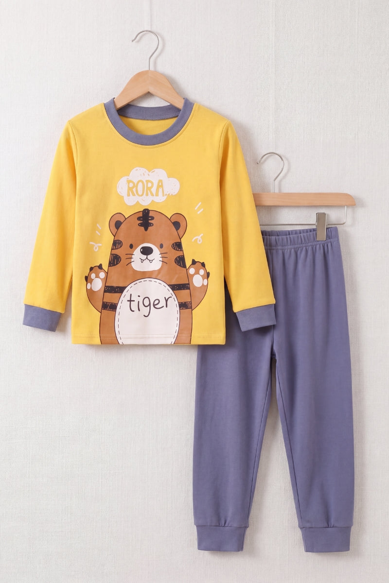 Kinder-Schlafanzug Bärchen Jungen, flache Nähte, Kinder-Pyjama für Jungen zum Einkuscheln, Materialdetail in Nahaufnahme
