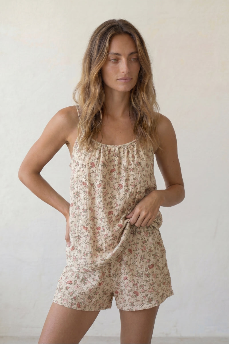 Kurzer Schlafanzug Blumen Beige, leichtes Material, kurzer Pyjama für Damen zum Einkuscheln, Vorderansicht