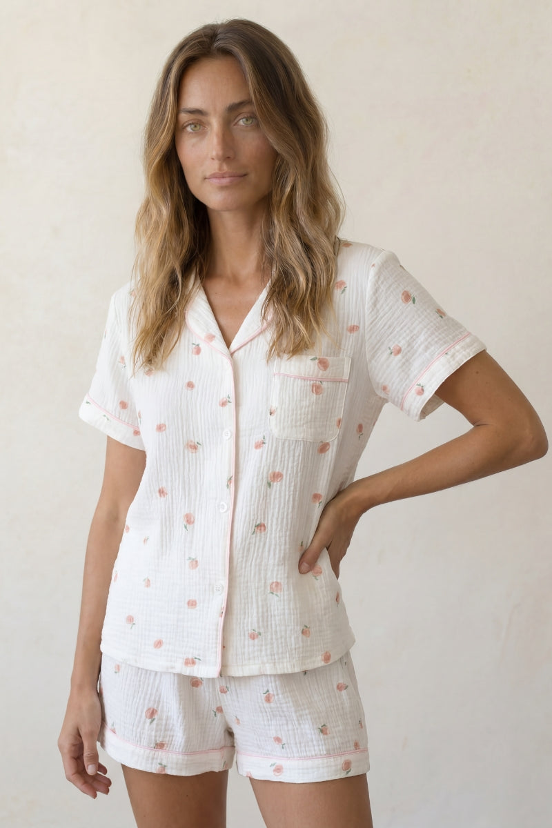 Kurzer Schlafanzug Blumen Rosé, leichtes Material, kurzer Pyjama für Damen zum Einkuscheln, Rückansicht
