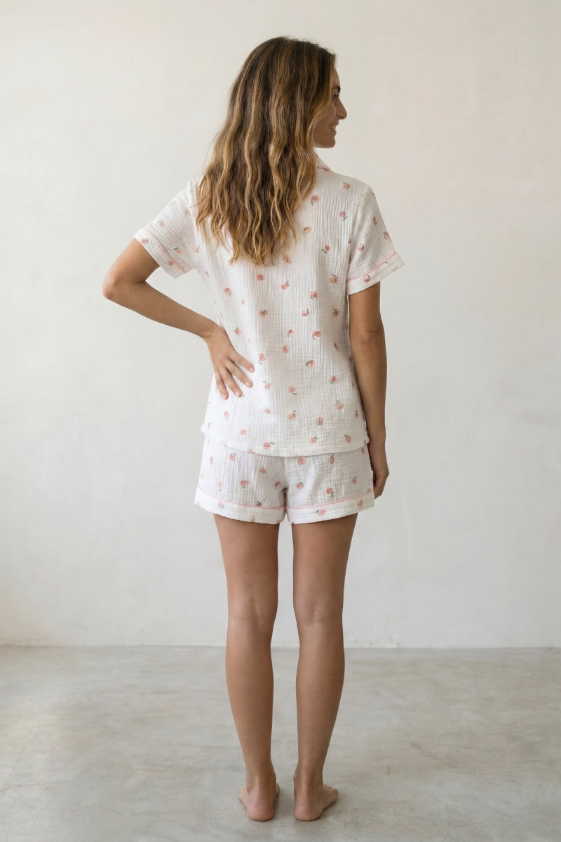 Kurzer Schlafanzug Blumen Rosé, leichtes Material, kurzer Pyjama für Damen zum Einkuscheln, Detailansicht der Verarbeitung