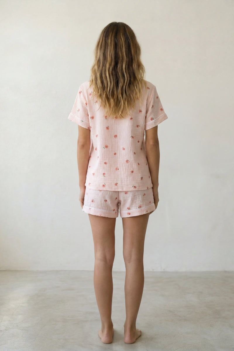 Kurzer Schlafanzug Blumen Rosé, leichtes Material, kurzer Pyjama für Damen zum Einkuscheln, Seitenansicht