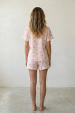 Kurzer Schlafanzug Blumen Rosé, leichtes Material, kurzer Pyjama für Damen zum Einkuscheln, Seitenansicht