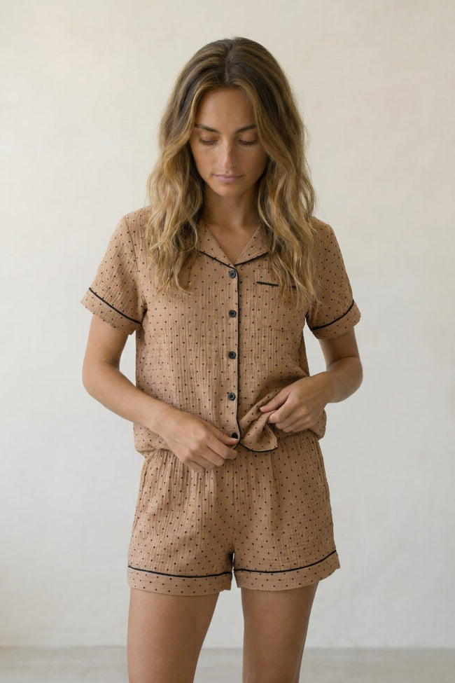 Kurzer Schlafanzug Camel, leichtes Material, kurzer Pyjama für Damen zum Einkuscheln, Vorderansicht