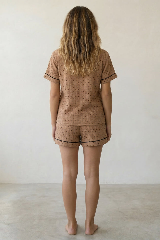 Kurzer Schlafanzug Camel, leichtes Material, kurzer Pyjama für Damen zum Einkuscheln, Rückansicht