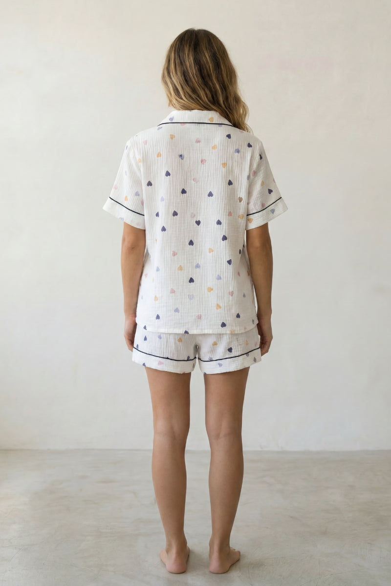 Kurzer Schlafanzug Herzen, leichtes Material, kurzer Pyjama für Damen zum Einkuscheln, Rückansicht