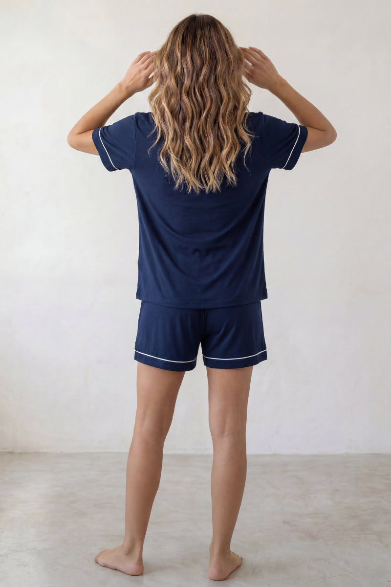 Kurzer Schlafanzug Marineblau, leichtes Material, kurzer Pyjama für Damen zum Einkuscheln, Rückansicht