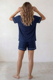 Kurzer Schlafanzug Marineblau, leichtes Material, kurzer Pyjama für Damen zum Einkuscheln, Rückansicht