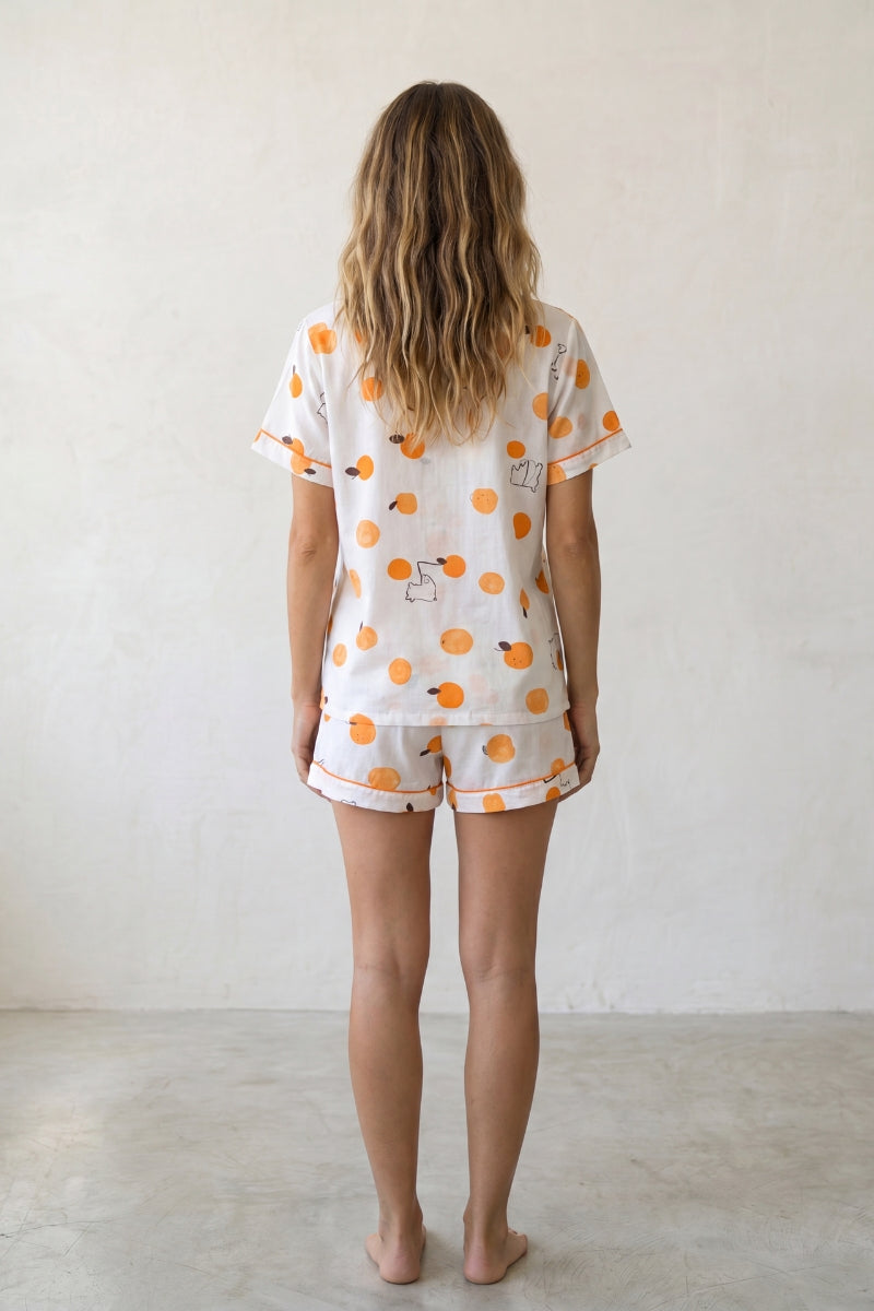 Kurzer Schlafanzug Orangen-Print, leichtes Material, kurzer Pyjama für Damen zum Einkuscheln, Rückansicht