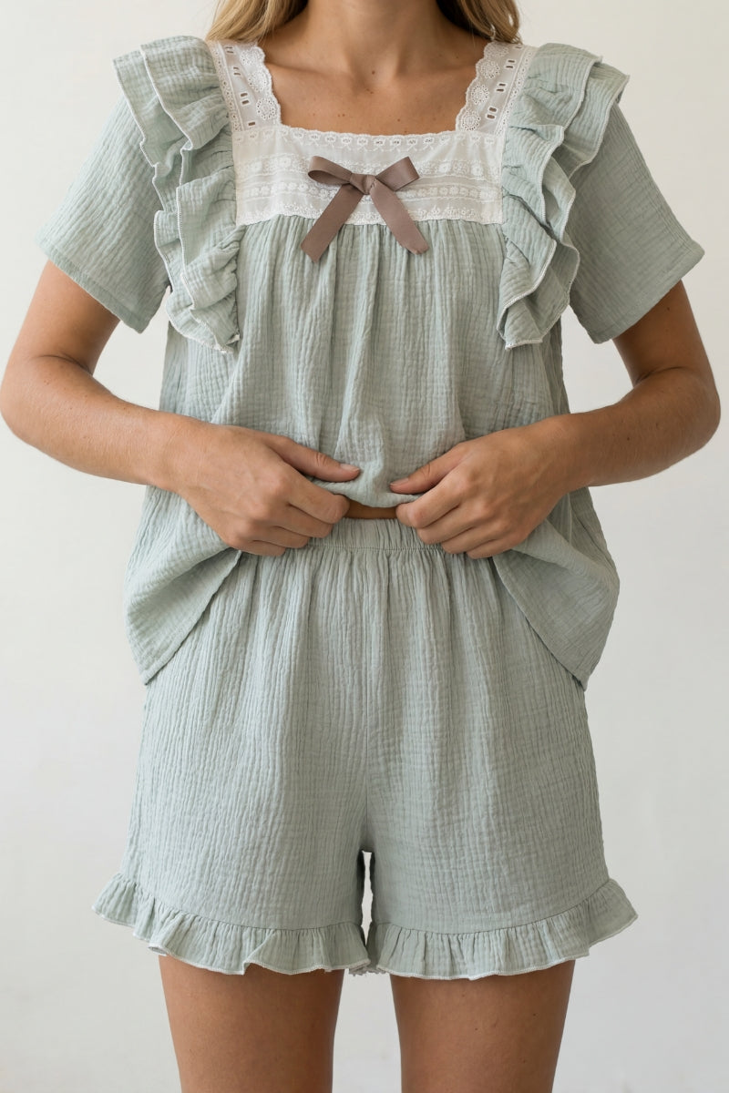 Kurzer Schlafanzug Salbeigrün mit Rüschen, leichtes Material, kurzer Pyjama für Damen zum Einkuscheln, Rückansicht