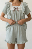Kurzer Schlafanzug Salbeigrün mit Rüschen, leichtes Material, kurzer Pyjama für Damen zum Einkuscheln, Rückansicht