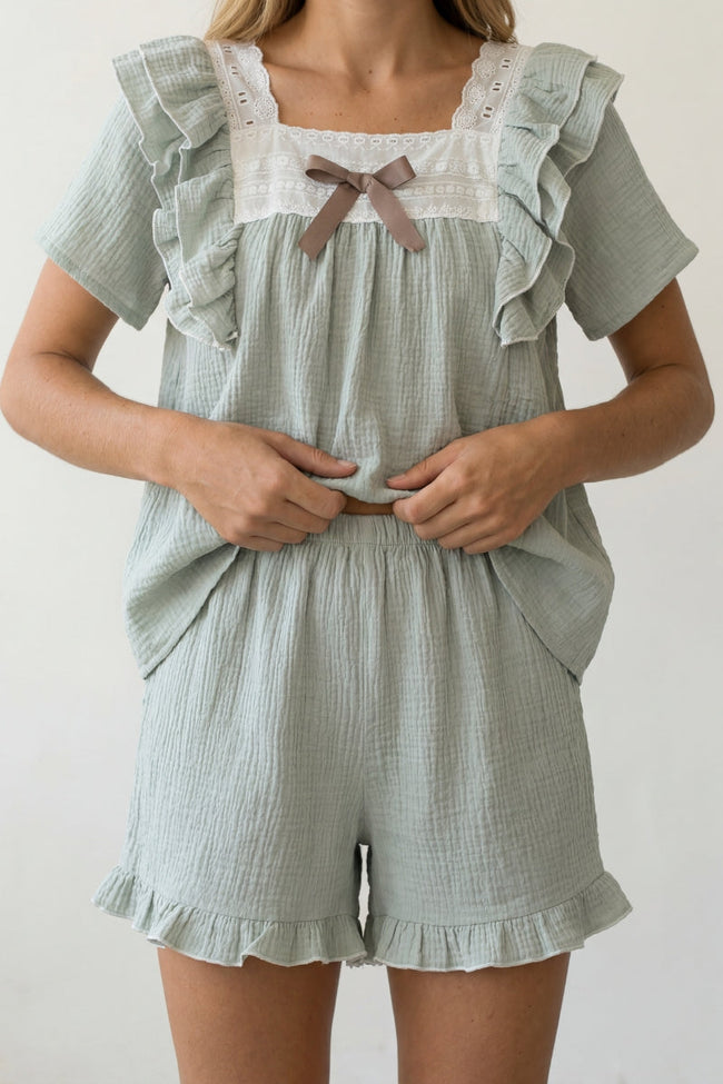 Kurzer Schlafanzug Salbeigrün mit Rüschen, leichtes Material, kurzer Pyjama für Damen zum Einkuscheln, Rückansicht
