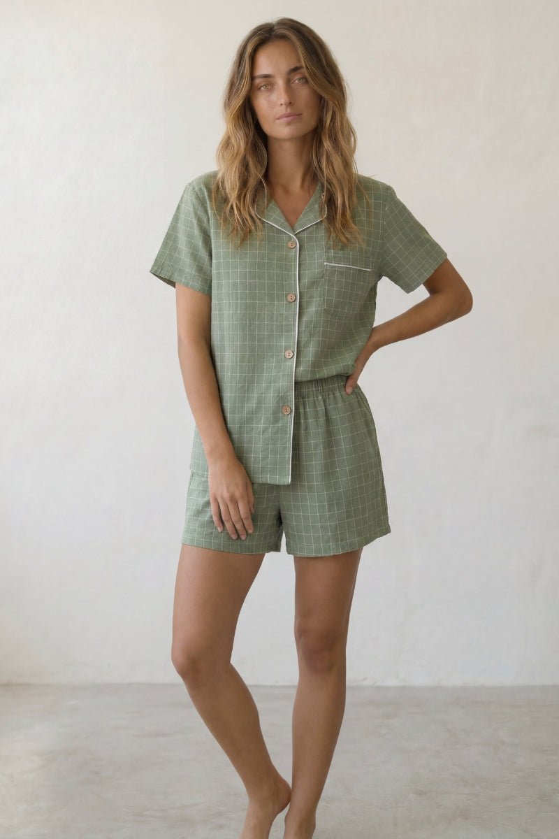 Kurzer Schlafanzug Salbeigrün Uni, leichtes Material, kurzer Pyjama für Damen zum Einkuscheln, Vorderansicht
