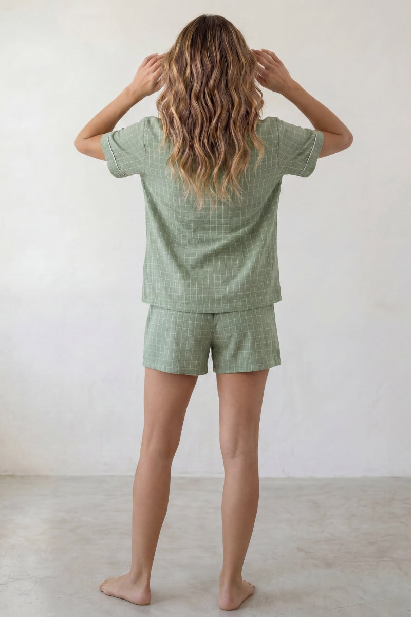 Kurzer Schlafanzug Salbeigrün Uni, leichtes Material, kurzer Pyjama für Damen zum Einkuscheln, Rückansicht